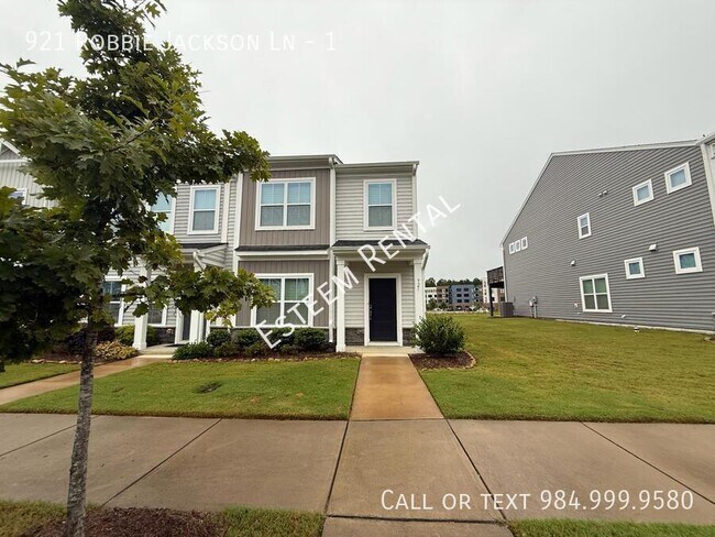 921 Robbie Jackson Ln in Fuquay Varina, NC - Building Photo - Building Photo