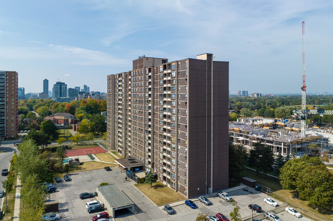 3275 Sheppard Ave E in Toronto, ON - Building Photo - Building Photo