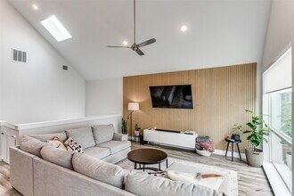 1111 Barsotti Ct in Dallas, TX - Foto de edificio - Building Photo