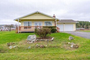 734 El Cine St in Coupeville, WA - Building Photo