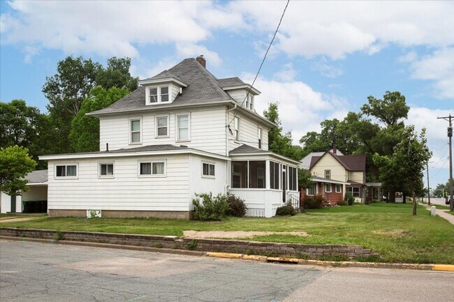 1401 Stout Rd in Menomonie, WI - Foto de edificio - Building Photo