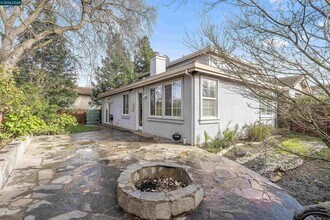 350 Caroni St in Walnut Creek, CA - Building Photo - Building Photo
