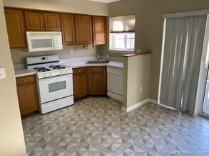 37 Kendall Green Dr in Milford, CT - Building Photo - Building Photo