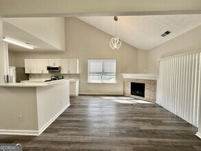8295 Eastshore Dr in Union City, GA - Building Photo - Building Photo