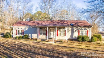 1108 Lone Oak Rd in Paris, TN - Building Photo