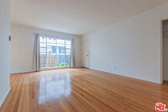 1122 S Holt Ave in Los Angeles, CA - Building Photo - Building Photo