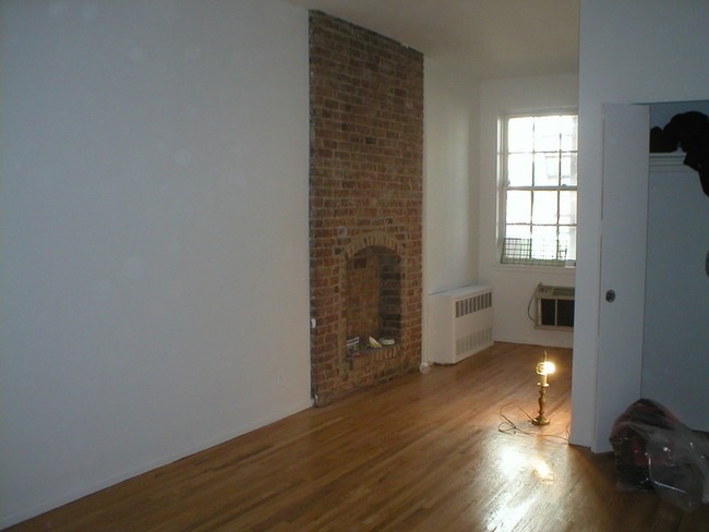 303 E 89th St in New York, NY - Building Photo - Interior Photo