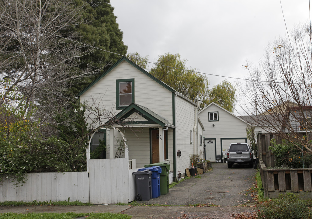 219 English St in Petaluma, CA - Building Photo