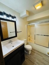 156 Westside Dr in Iowa City, IA - Building Photo - Building Photo