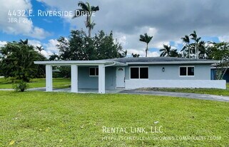 4432 E Riverside Dr in Ft. Myers, FL - Building Photo