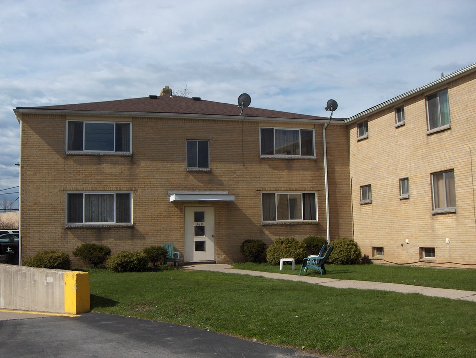 360 Englewood Ave in Buffalo, NY - Building Photo