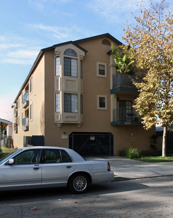 1065 Coronado Ave in Long Beach, CA - Foto de edificio