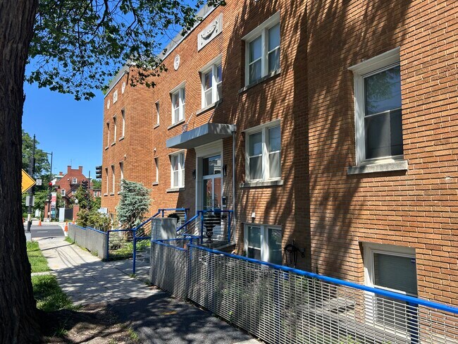 921 Butternut St NW, Unit 202 in Washington, DC - Building Photo - Building Photo