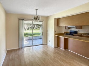 590 Belltower Ave in Deltona, FL - Foto de edificio - Building Photo