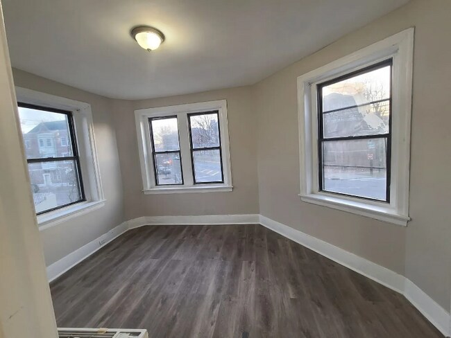 5001 Oxford Ave in Philadelphia, PA - Foto de edificio - Building Photo