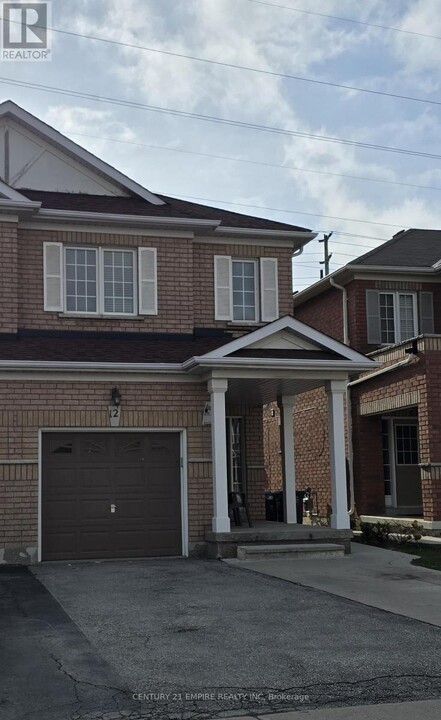 12 Wicklow Rd in Brampton, ON - Building Photo