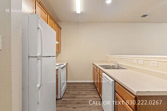 10807 Mathom Lndg in Universal City, TX - Building Photo - Building Photo