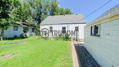 2305 University Ave in Grand Forks, ND - Building Photo - Building Photo