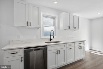 8 Marley Neck Rd in Glen Burnie, MD - Foto de edificio - Building Photo