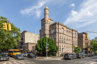 150 Vernon Ave in Brooklyn, NY - Building Photo - Building Photo