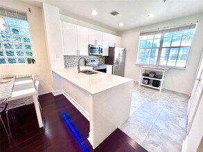 450 NE 2nd Ave in Fort Lauderdale, FL - Building Photo - Building Photo