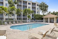 3600 Oaks Clubhouse Dr in Pompano Beach, FL - Building Photo - Building Photo