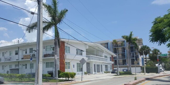 8080 Tatum Waterway Dr in Miami Beach, FL - Building Photo - Building Photo