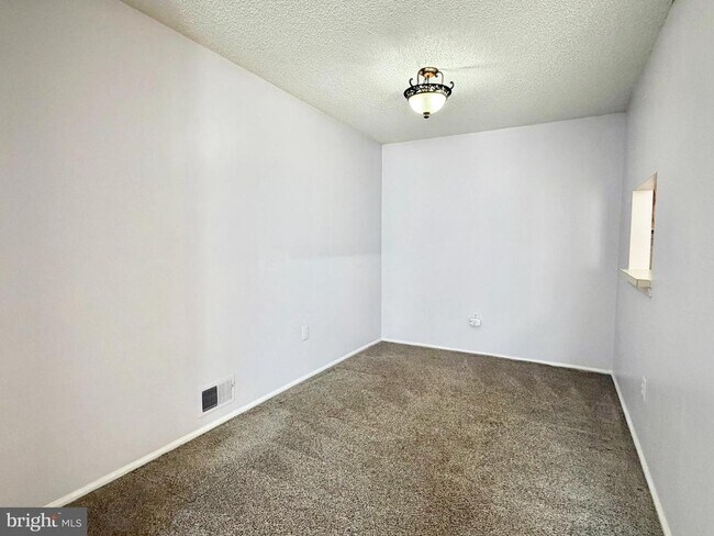 82 Versailles Ct in Hamilton Township, NJ - Building Photo - Building Photo