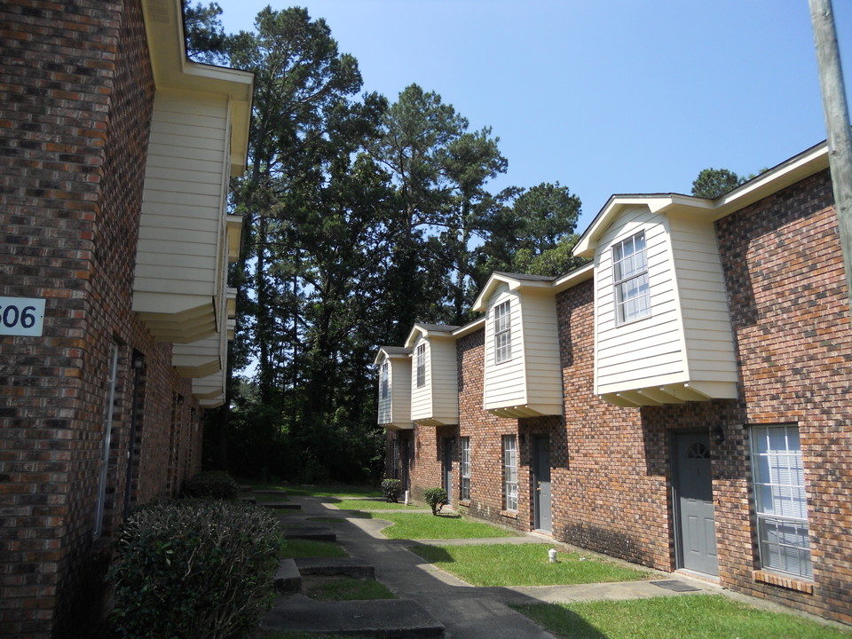 Pine Grove Apartments in Hattiesburg, MS - Building Photo