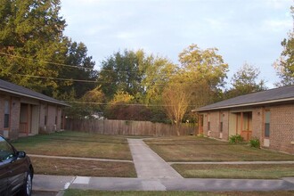 303 Ave in Hooks, TX - Building Photo - Building Photo