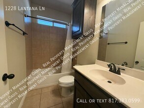 1228 Lantana Ln in Burleson, TX - Building Photo - Building Photo