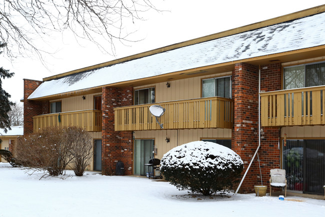 Spring Hill Apartments in Sleepy Hollow, IL - Building Photo - Building Photo