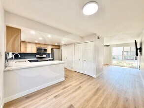 8255 E Thomas Rd in Scottsdale, AZ - Building Photo - Building Photo