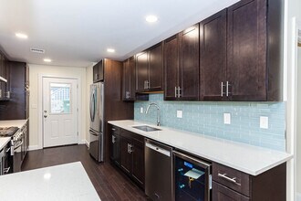 28 Albion St, Unit 1 in Medford, MA - Foto de edificio - Building Photo