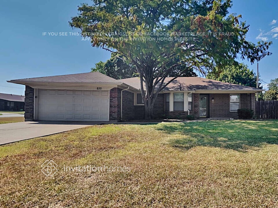 820 Judith St in Burleson, TX - Foto de edificio