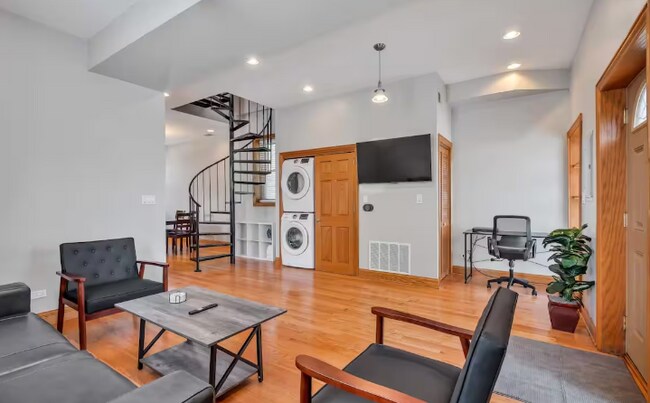 1353 S California Ave, Unit 2R in Chicago, IL - Building Photo - Building Photo