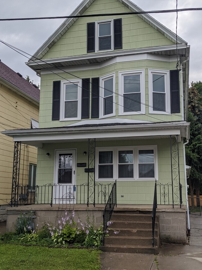 20 Portland St, Unit Lower Apartment
