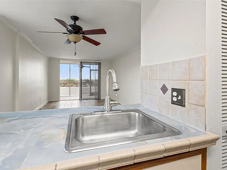 2333 Feather Sound Dr in Clearwater, FL - Building Photo