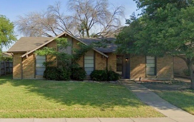property at 5033 Amhurst Ln