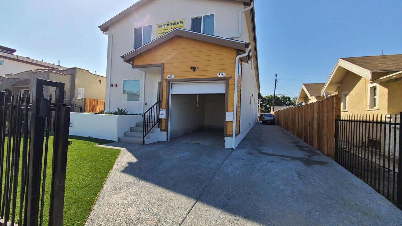 812 E 76th Pl in Los Angeles, CA - Building Photo