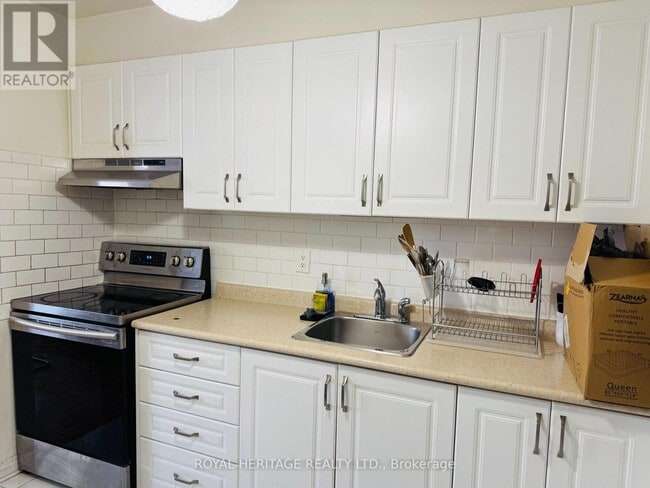 1 Massey Square in Toronto, ON - Building Photo - Building Photo