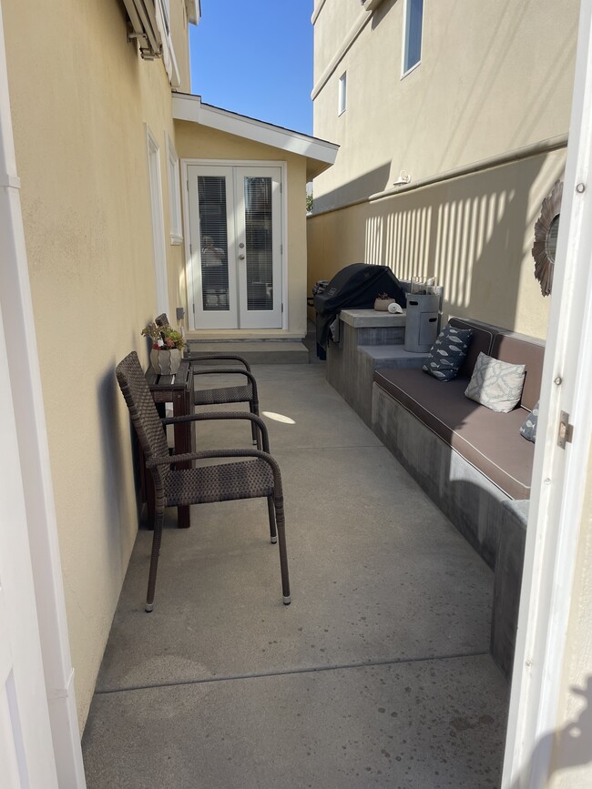 16696 Bayview Dr, Unit Upstairs in Sunset Beach, CA - Building Photo - Building Photo