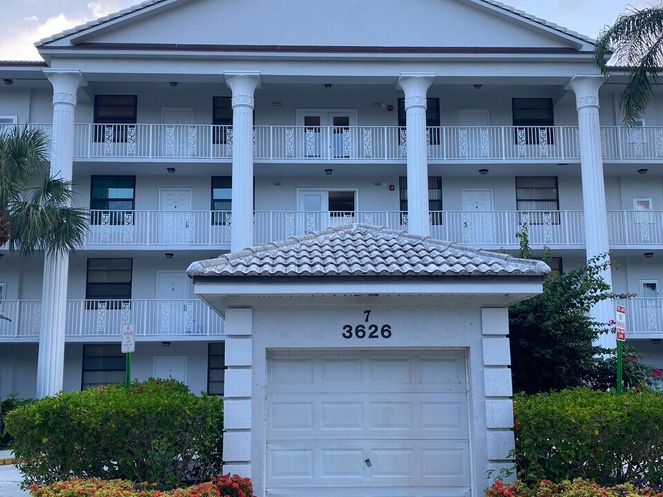 3626 Whitehall Dr in West Palm Beach, FL - Building Photo