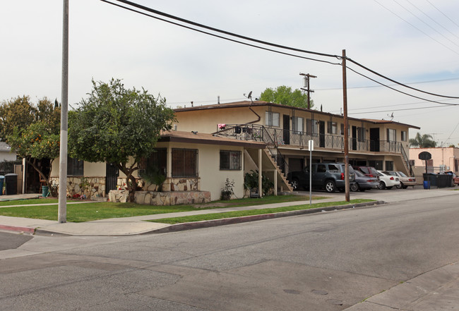 6101 Vinevale Ave in Maywood, CA - Foto de edificio - Building Photo