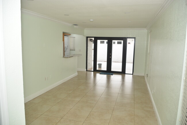 9466 SW 6th Terrace in Miami, FL - Building Photo - Building Photo