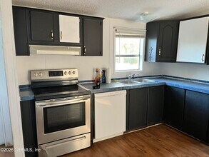 2065 Candlewood Ct in Middleburg, FL - Building Photo - Building Photo