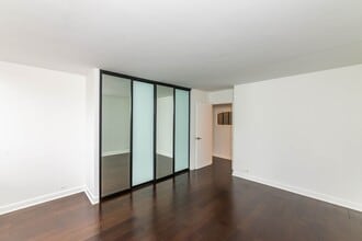 70 W Burton Pl, Unit 807 in Chicago, IL - Building Photo - Building Photo