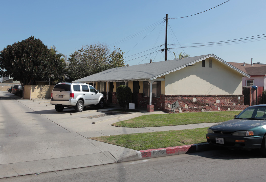 16326 Eucalyptus Ave in Bellflower, CA - Building Photo