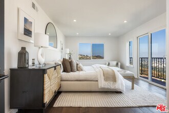 8300 Grand View Dr in Los Angeles, CA - Building Photo - Building Photo