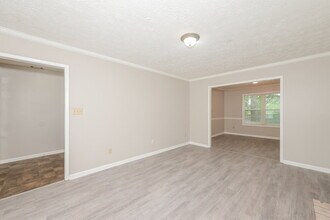 989 Autumn Crest Ct in Stone Mountain, GA - Building Photo - Building Photo